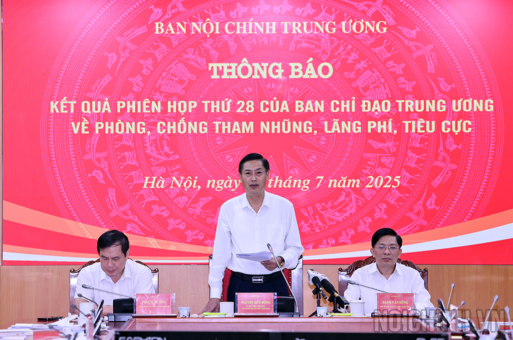 Đồng chí Nguyễn Hữu Đông, Ủy viên Trung ương Đảng, Phó Trưởng Ban Nội chính Trung ương trả lời các câu hỏi của phóng viên, biên tập viên về các nội dung của Phiên họp