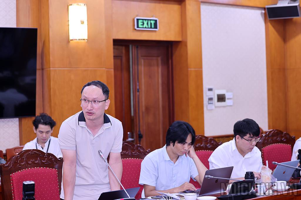 Nhà báo Thành Chung, Báo Tuổi trẻ Thành phố Hồ Chí Minh đặt câu hỏi tại Cuộc họp