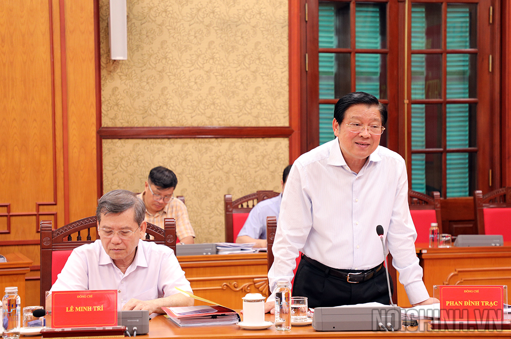 Đồng chí Phan Đình Trạc, Ủy viên Bộ Chính trị, Bí thư Trung ương Đảng, Trưởng Ban Nội chính Trung ương, Phó trưởng ban Thường trực Ban Chỉ đạo Cải cách tư pháp Trung ương phát biểu tại Phiên họp