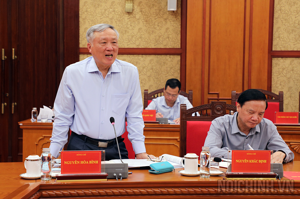 Đồng chí Nguyễn Hòa Bình, Ủy viên Bộ Chính trị, Phó thủ tướng Thường trực Chính phủ, Phó trưởng Ban Chỉ đạo Cải cách tư pháp Trung ương phát biểu tại Phiên họp 