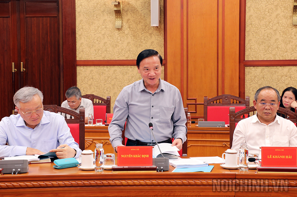 Đồng chí Nguyễn Khắc Định, Ủy viên Trung ương Đảng, Phó Chủ tịch Quốc hội, Phó trưởng Ban Chỉ đạo Cải cách tư pháp Trung ương phát biểu tại Phiên họp
