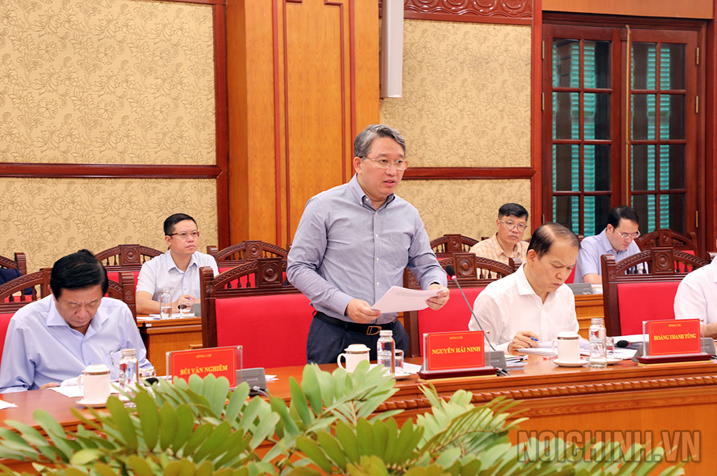 Đồng chí Nguyễn Hải Ninh, Ủy viên Trung ương Đảng, Bộ trưởng Bộ Tư pháp, Ủy viên Ban Chỉ đạo Cải cách tư pháp Trung ương phát biểu tại Phiên họp