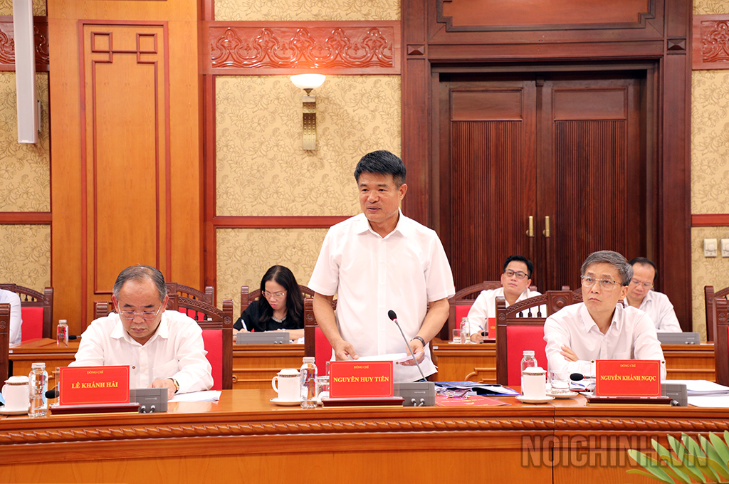 Đồng chí Nguyễn Huy Tiến, Viện trưởng Viện kiểm sát nhân dân tối cao, Ủy viên Ban Chỉ đạo Cải cách tư pháp Trung ương phát biểu tại Phiên họp