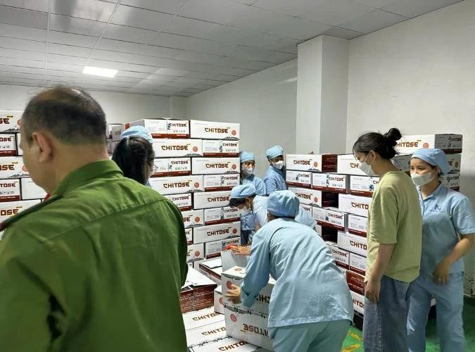 Lực lượng chức năng khám xét kho hàng của Công ty Z Holding, vụ án đưa vào diện Ban Chỉ đạo Trung ương về phòng, chống tham nhũng, lãng phí, tiêu cực theo dói, chỉ đạo