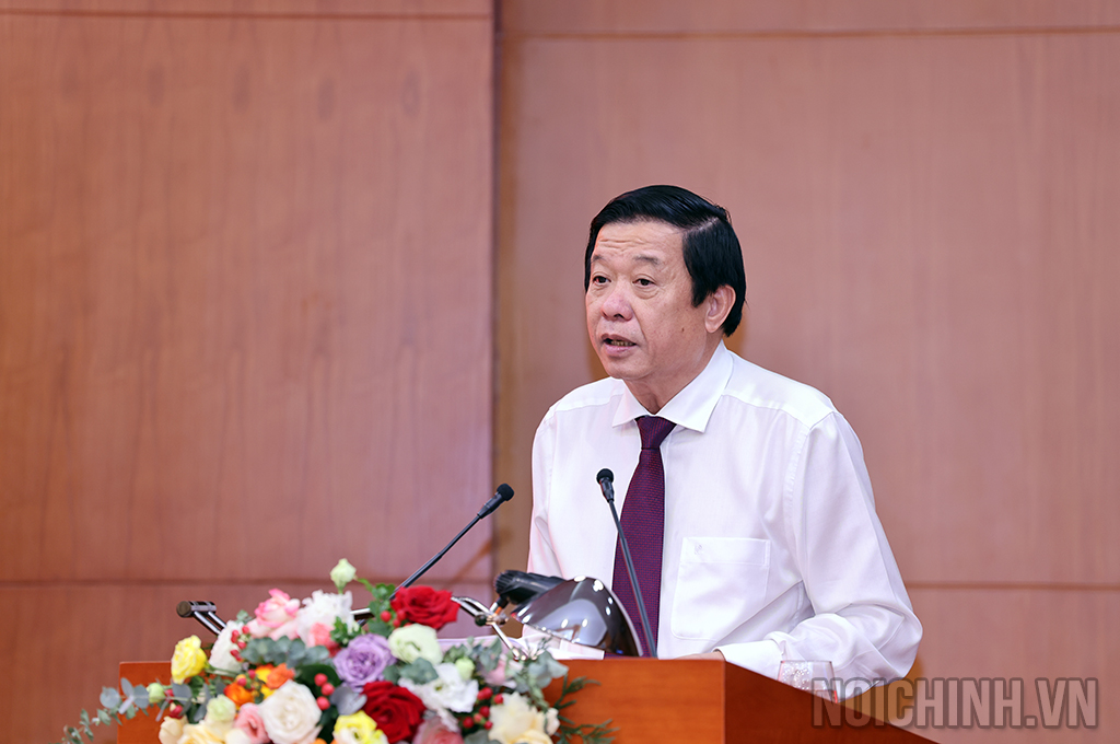 Đồng chí Bùi Văn Nghiêm, Ủy viên Trung ương Đảng, Phó Trưởng Ban Nội chính Trung ương trình bày báo cáo sơ kết tại Hội nghị