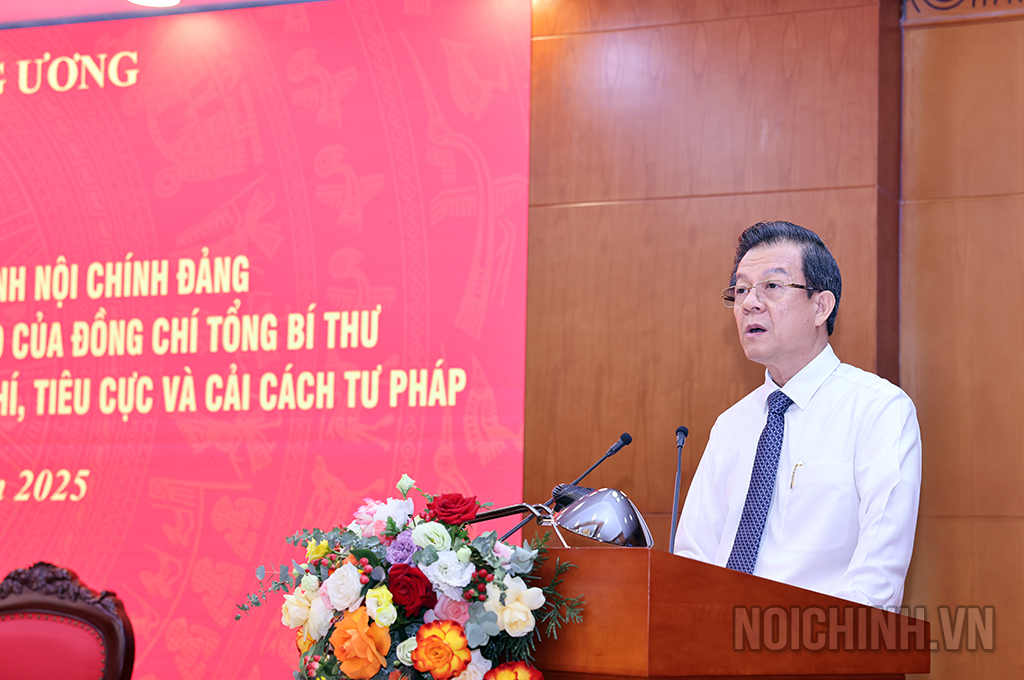 Đồng chí Lê Hồng Quang, Ủy viên Trung ương Đảng, Phó Trưởng Ban Nội chính Trung ương phát biểu tại Hội nghị