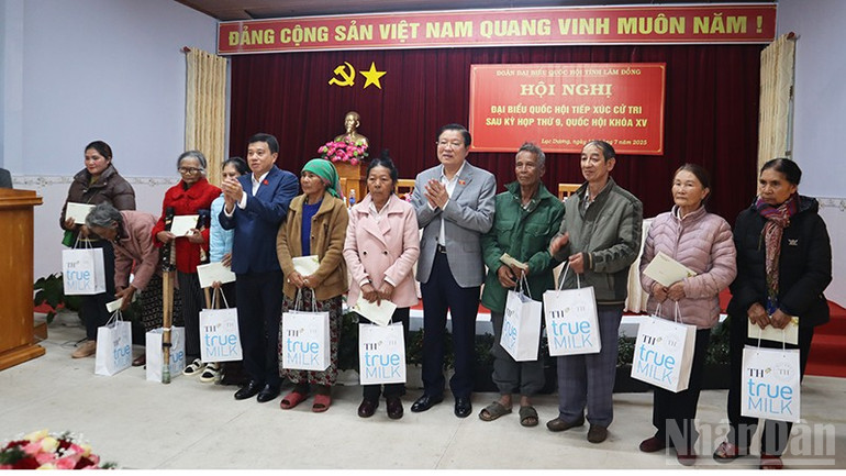 Đồng chí Phan Đình Trạc, Ủy viên Bộ Chính trị, Bí thư Trung ương Đảng, Trưởng Ban Nội chính Trung ương và các đồng chí lãnh đạo tỉnh Lâm Đồng trao quà tặng các gia đình chính sách, gia đình khó khăn trên địa bàn xã Lạc Dương