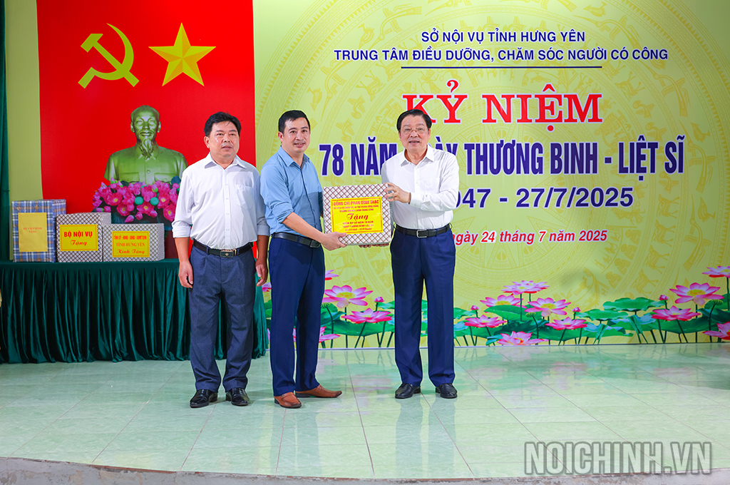 Đồng chí Phan Đình Trạc, Ủy viên Bộ Chính trị, Bí thư Trung ương Đảng, Trưởng Ban Nội chính Trung ương và các đại biểu trao quà tặng Trung tâm Điều dưỡng, chăm sóc người có công tỉnh Hưng Yên