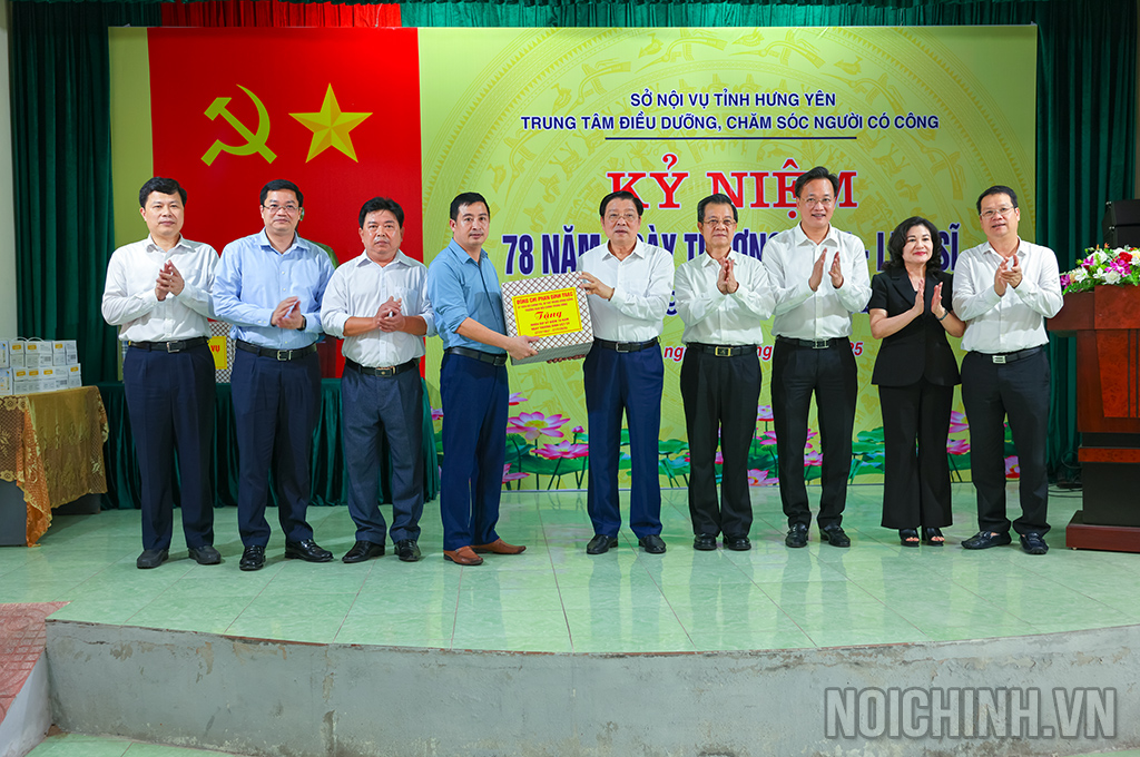 Đồng chí Phan Đình Trạc, Ủy viên Bộ Chính trị, Bí thư Trung ương Đảng, Trưởng Ban Nội chính Trung ương và các đại biểu trao quà tặng Trung tâm Điều dưỡng, chăm sóc người có công tỉnh Hưng Yên