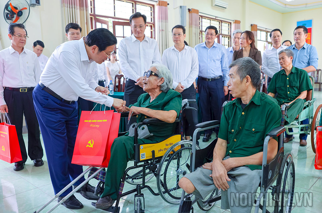 Đồng chí Phan Đình Trạc, Ủy viên Bộ Chính trị, Bí thư Trung ương Đảng, Trưởng Ban Nội chính Trung ương và các đại biểu trao quà tặng các thương, bệnh binh đang điều trị tại Trung tâm Điều dưỡng, chăm sóc người có công tỉnh Hưng Yên