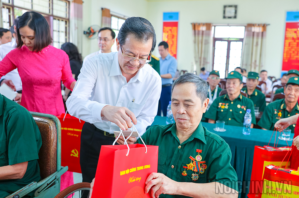 Đồng chí Lê Hồng Quang, Ủy viên Trung ương Đảng, Phó Trưởng Ban Nội chính Trung ương trao quà tặng các thương, bệnh binh đang điều trị tại Trung tâm Điều dưỡng, chăm sóc người có công tỉnh Hưng Yên