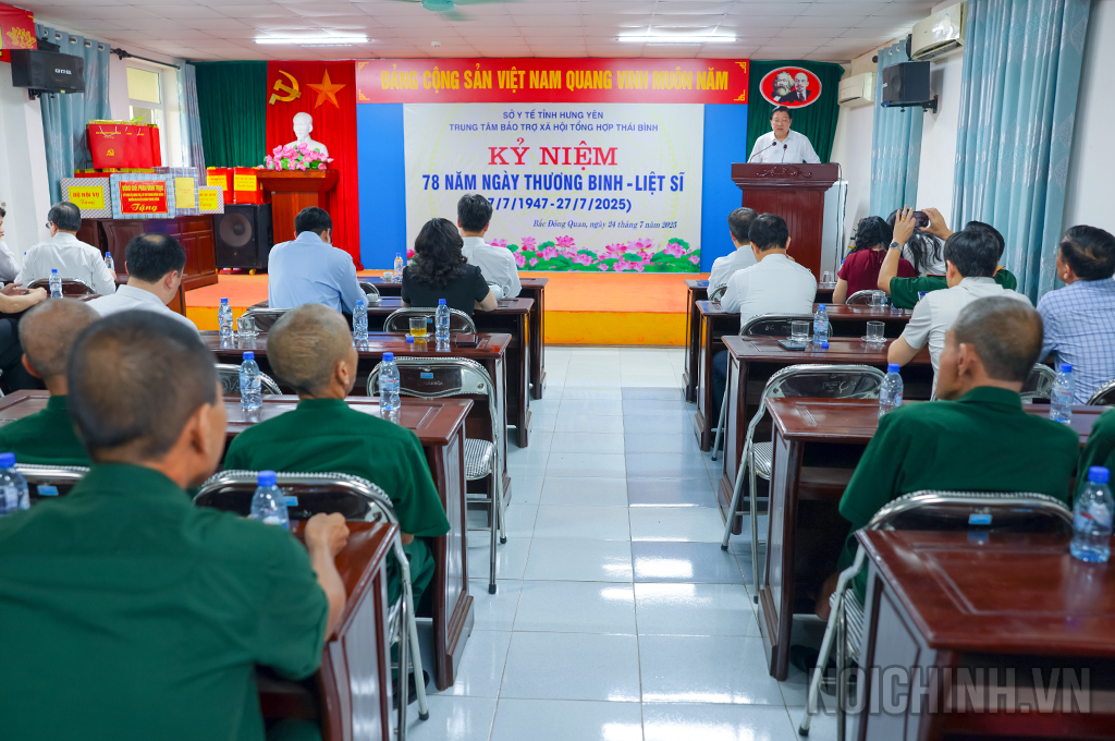 Toàn cảnh buổi trao quà tại Trung tâm Bảo trợ xã hội tổng hợp Thái Bình 