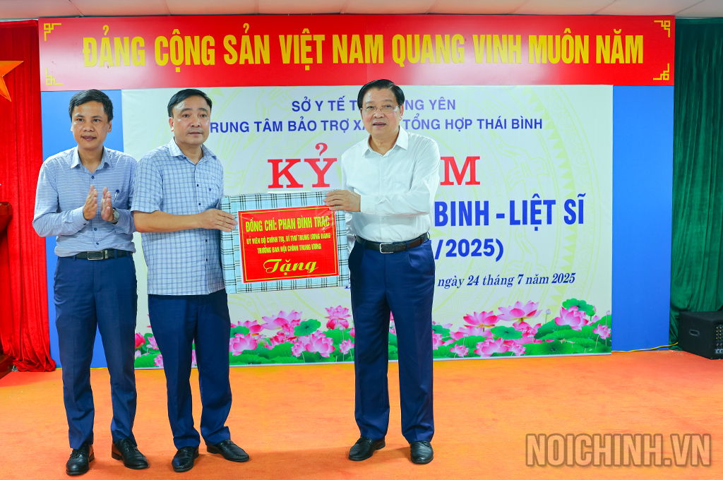 Đồng chí Phan Đình Trạc, Ủy viên Bộ Chính trị, Bí thư Trung ương Đảng, Trưởng Ban Nội chính Trung ương trao quà tặng Trung tâm Bảo trợ xã hội tổng hợp Thái Bình 