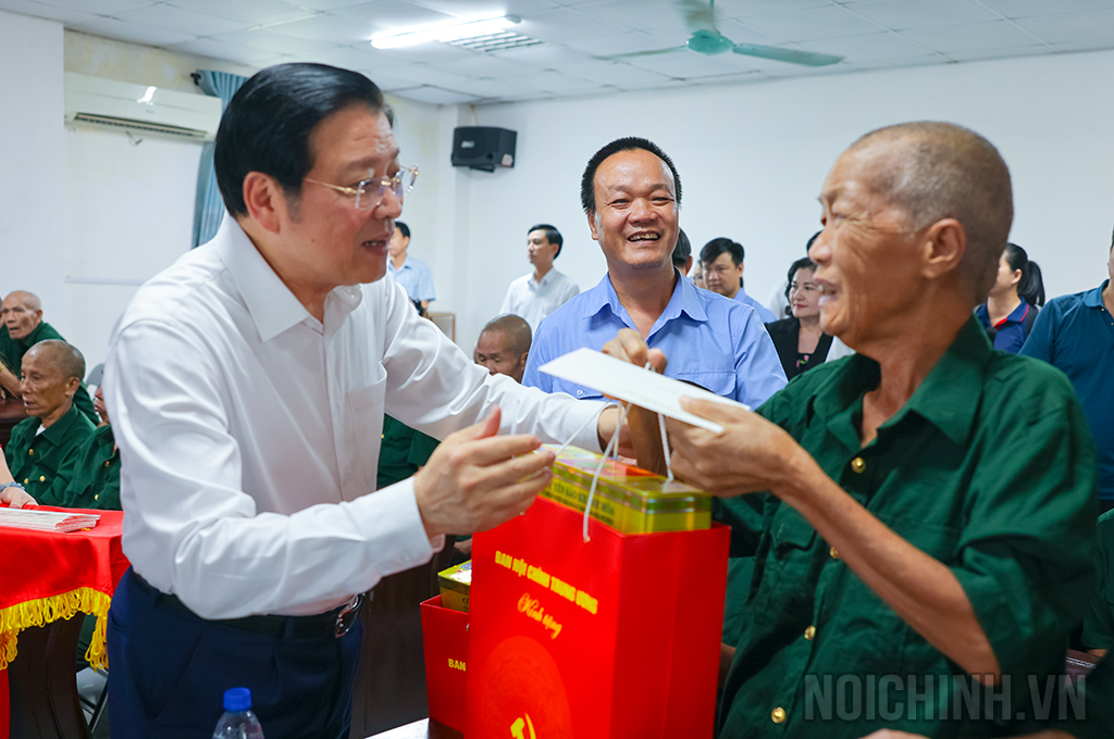 Đồng chí Phan Đình Trạc, Ủy viên Bộ Chính trị, Bí thư Trung ương Đảng, Trưởng Ban Nội chính Trung ương tặng quà thương binh, bệnh binh đang điều trị tại Trung tâm Bảo trợ xã hội tổng hợp Thái Bình