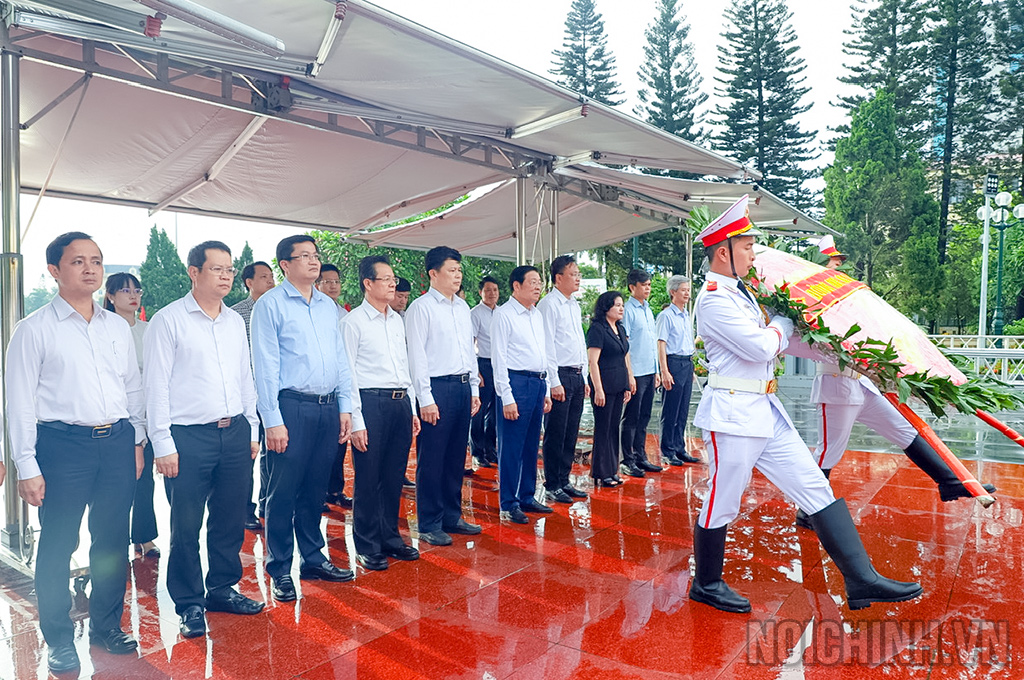 Đồng chí Phan Đình Trạc, Ủy viên Bộ Chính trị, Bí thư Trung ương Đảng, Trưởng Ban Nội chính Trung ương cùng Đoàn cán bộ tưởng niệm các Anh hùng liệt sĩ tại Đài tưởng niệm các Anh hùng liệt sĩ tỉnh Hưng Yên