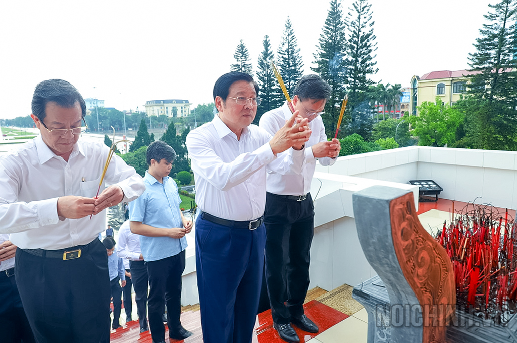 Đồng chí Phan Đình Trạc, Ủy viên Bộ Chính trị, Bí thư Trung ương Đảng, Trưởng Ban Nội chính Trung ương dâng hương tưởng niệm các Anh hùng liệt sĩ tại Đài tưởng niệm các Anh hùng liệt sĩ tỉnh Hưng Yên