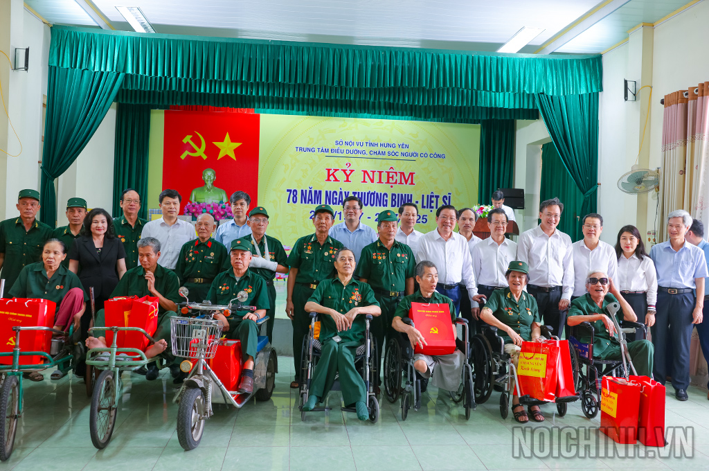 Đồng chí Phan Đình Trạc, Ủy viên Bộ Chính trị, Bí thư Trung ương Đảng, Trưởng Ban Nội chính Trung ương và các đại biểu trao quà tặng các thương, bệnh binh đang điều trị tại Trung tâm Điều dưỡng, chăm sóc người có công tỉnh Hưng Yên