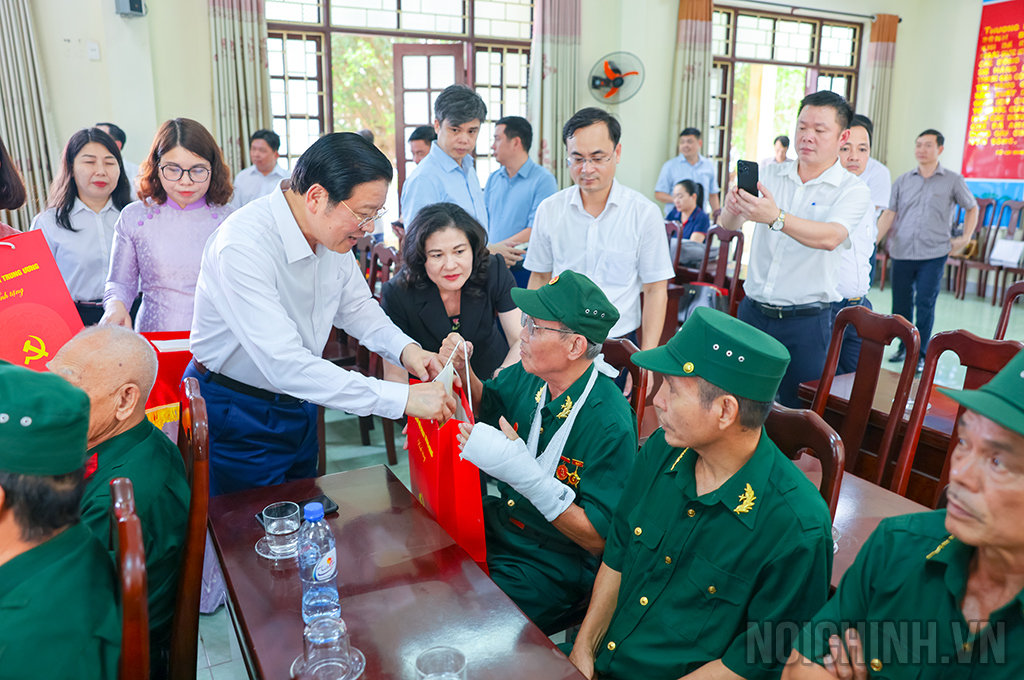 Đồng chí Phan Đình Trạc, Ủy viên Bộ Chính trị, Bí thư Trung ương Đảng, Trưởng Ban Nội chính Trung ương và các đại biểu trao quà tặng các thương, bệnh binh đang điều trị tại Trung tâm Điều dưỡng, chăm sóc người có công tỉnh Hưng Yên