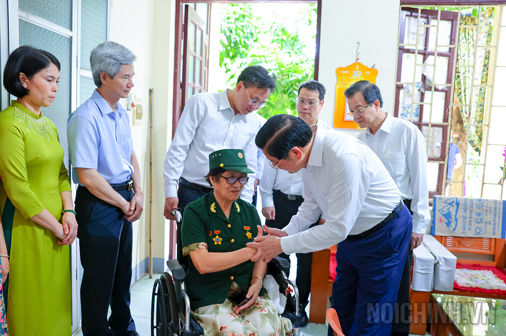 Đồng chí Phan Đình Trạc, Ủy viên Bộ Chính trị, Bí thư Trung ương Đảng, Trưởng Ban Nội chính Trung ương và các đại biểu trao quà tặng các thương, bệnh binh đang điều trị tại Trung tâm Điều dưỡng, chăm sóc người có công tỉnh Hưng Yên