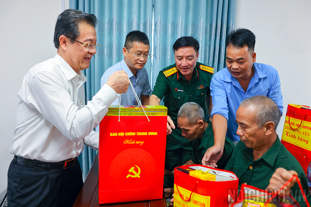 Đồng chí Lê Hồng Quang, Ủy viên Trung ương Đảng, Phó Trưởng Ban Nội chính Trung ương tặng quà thương binh, bệnh binh đang điều trị tại Trung tâm Bảo trợ xã hội tổng hợp Thái Bình