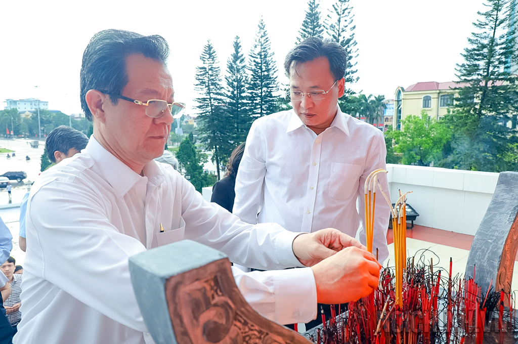 Đồng chí Lê Hồng Quang, Ủy viên Trung ương Đảng, Phó Trưởng Ban Nội chính Trung ương dâng hương tưởng niệm các Anh hùng liệt sĩ tại Đài tưởng niệm các Anh hùng liệt sĩ tỉnh Hưng Yên