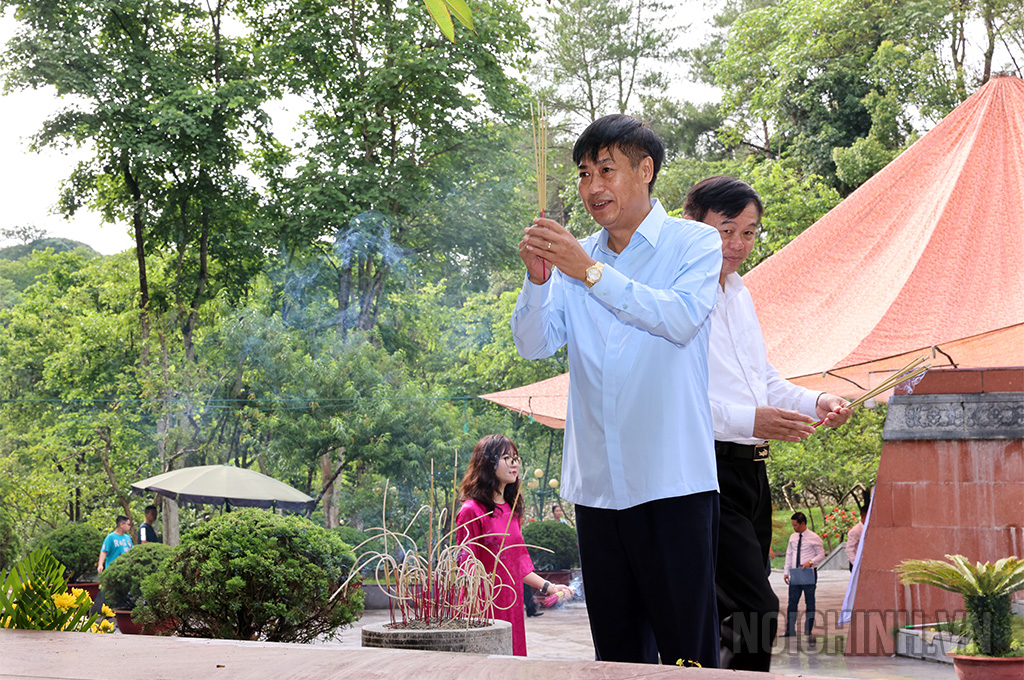 Đồng chí Nguyễn Hữu Đông, Ủy viên Trung ương Đảng, Phó Trưởng&nbsp;Ban Nội chính&nbsp;Trung ương  dâng hương tại Nghĩa trang Liệt sĩ Nhà tù Sơn La