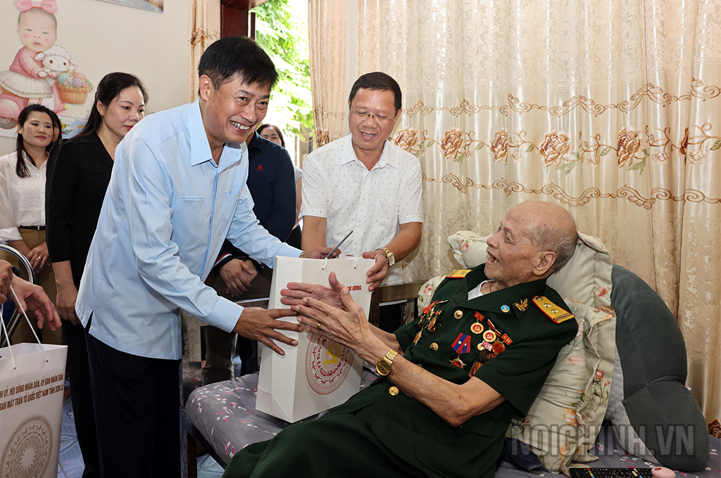 Đồng chí Nguyễn Hữu Đông, Ủy viên Trung ương Đảng, Phó Trưởng&nbsp;Ban Nội chính&nbsp;Trung ương thăm, tặng quà gia đình chính sách
