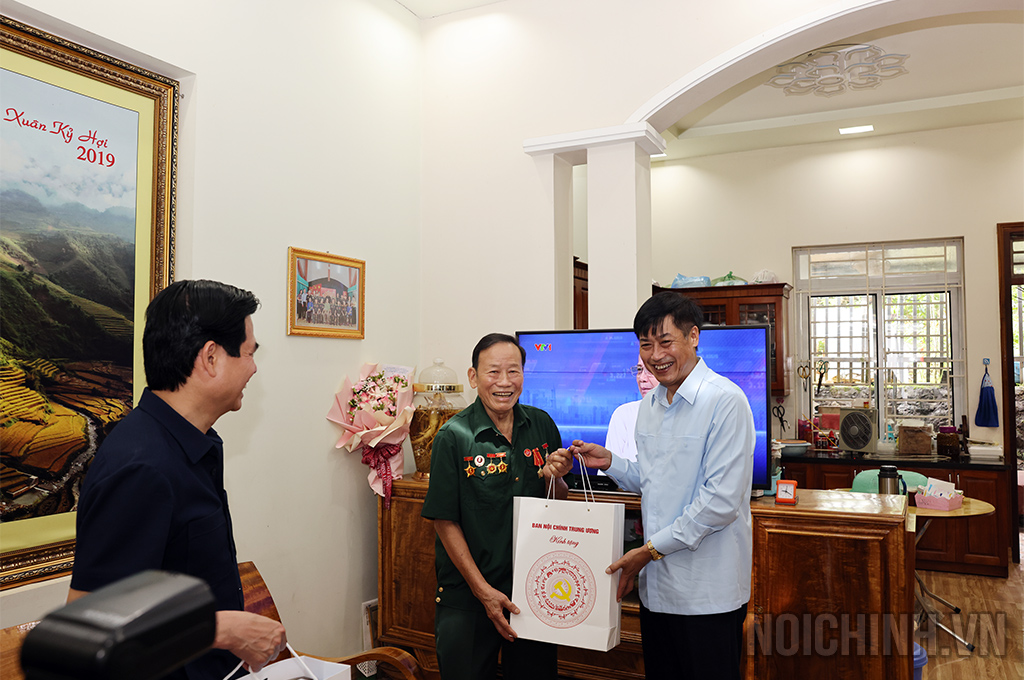 Đồng chí Nguyễn Hữu Đông, Ủy viên Trung ương Đảng, Phó Trưởng&nbsp;Ban Nội chính&nbsp;Trung ương thăm, tặng quà gia đình chính sách