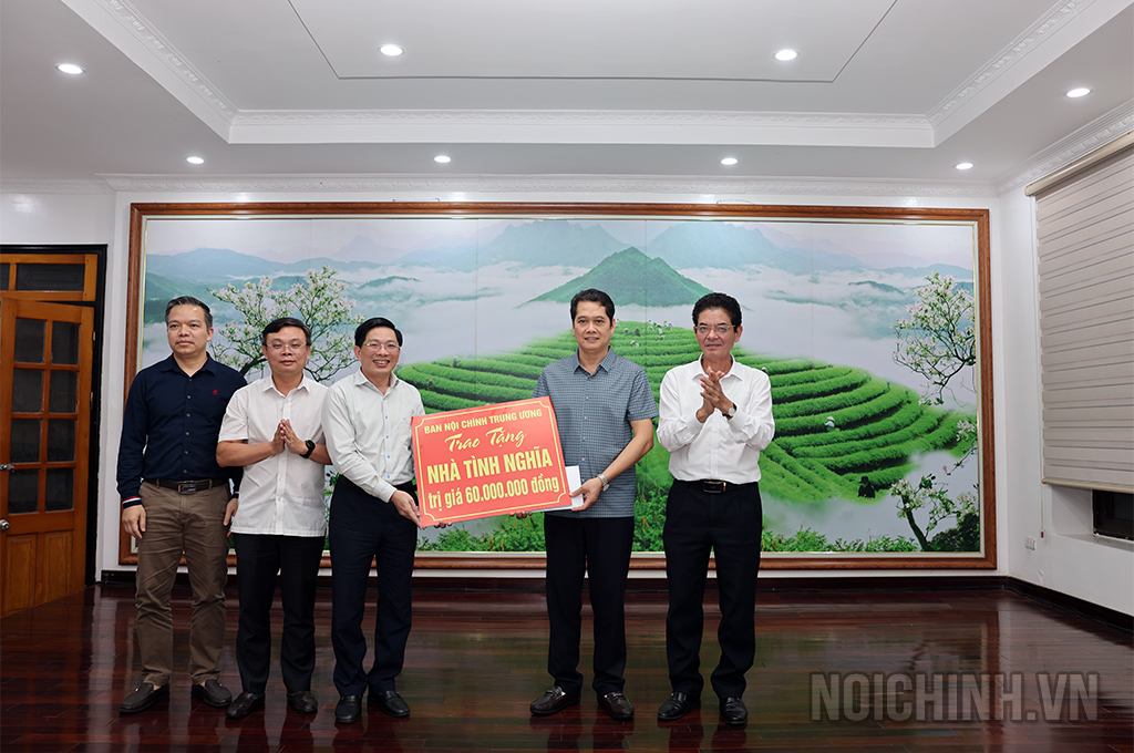 Đồng chí Đặng Văn Dũng, Phó Trưởng Ban, Bí thư Đảng ủy cơ quan Ban Nội chính Trung ương trao tiền hỗ trợ xây nhà tình nghĩa 