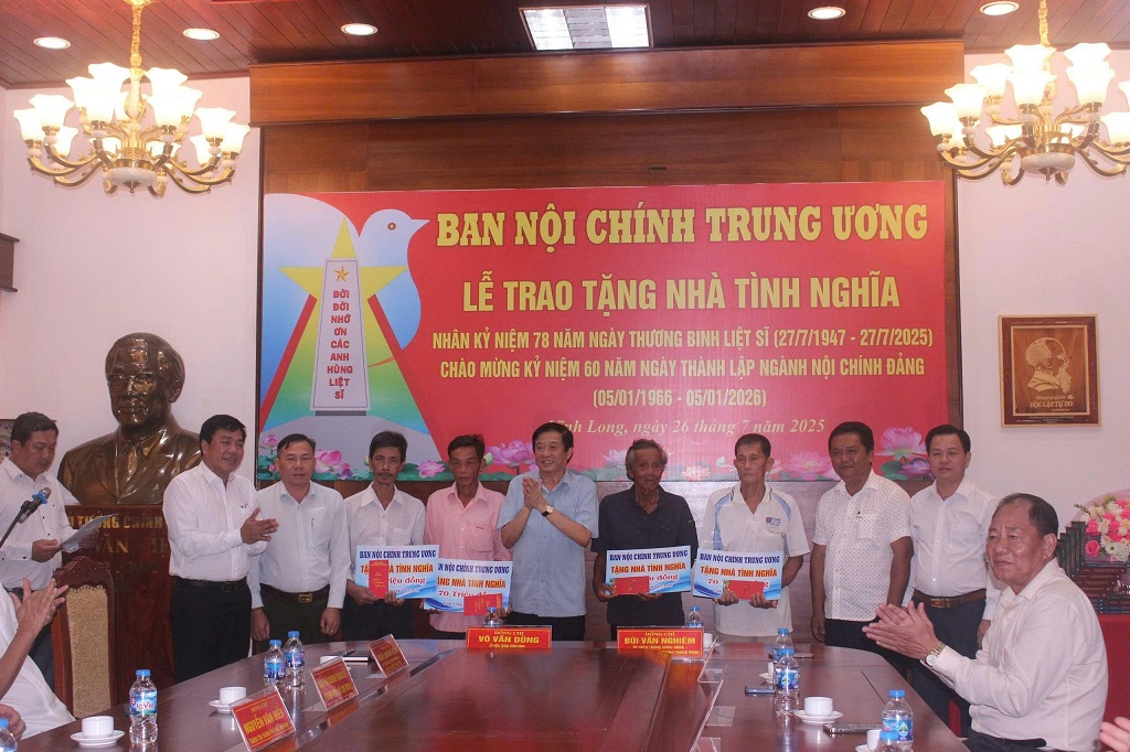 Đồng chí Võ Văn Dũng, Ủy viên Trung ương Đảng, Phó Trưởng ban Thường trực Ban Nội chính Trung ương trao tặng nhà tình nghĩa cho 10 hộ gia đình thân nhân liệt sỹ, gia đình thương binh và người có công với cách mạng tỉnh Vĩnh Long
