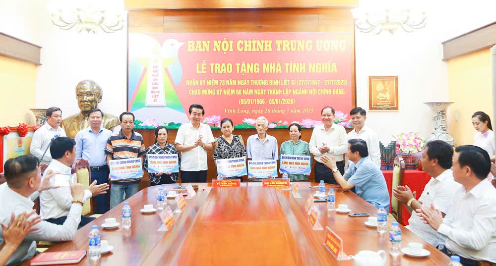 Đồng chí Võ Văn Dũng, Ủy viên Trung ương Đảng, Phó Trưởng ban Thường trực Ban Nội chính Trung ương trao tặng nhà tình nghĩa cho 10 hộ gia đình thân nhân liệt sỹ, gia đình thương binh và người có công với cách mạng tỉnh Vĩnh Long