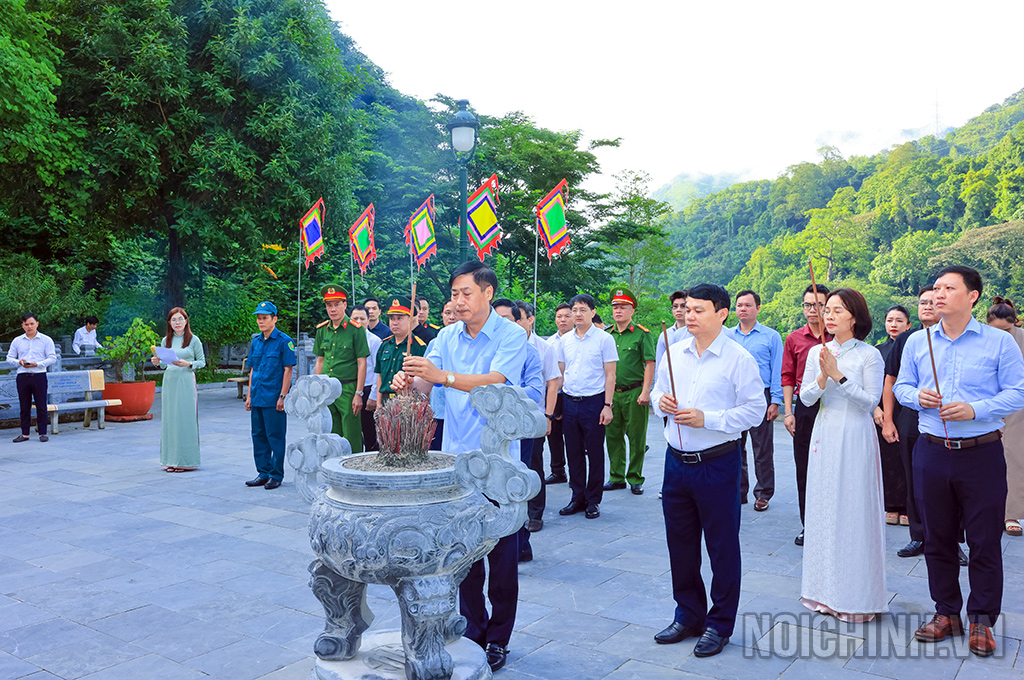 Đồng chí Nguyễn Hữu Đông, Ủy viên Trung ương Đảng, Phó Trưởng Ban Nội chính Trung ương thắp hương tại Đền thờ Đại tướng Võ Nguyên Giáp