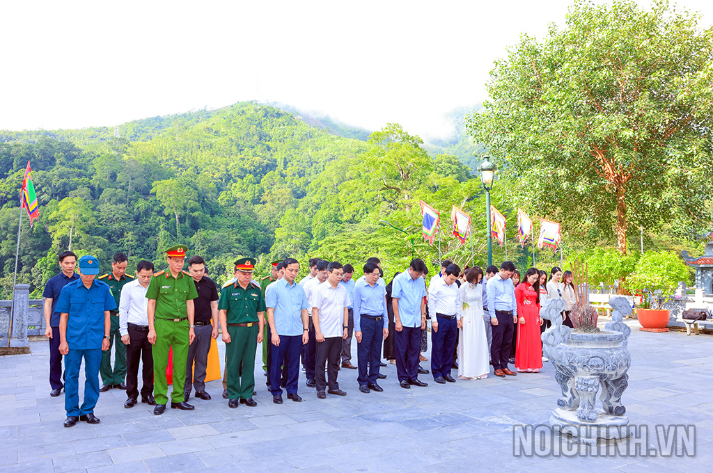 Đoàn công tác bày tỏ lòng thành kính, tưởng nhớ Đại tướng Võ Nguyên Giáp