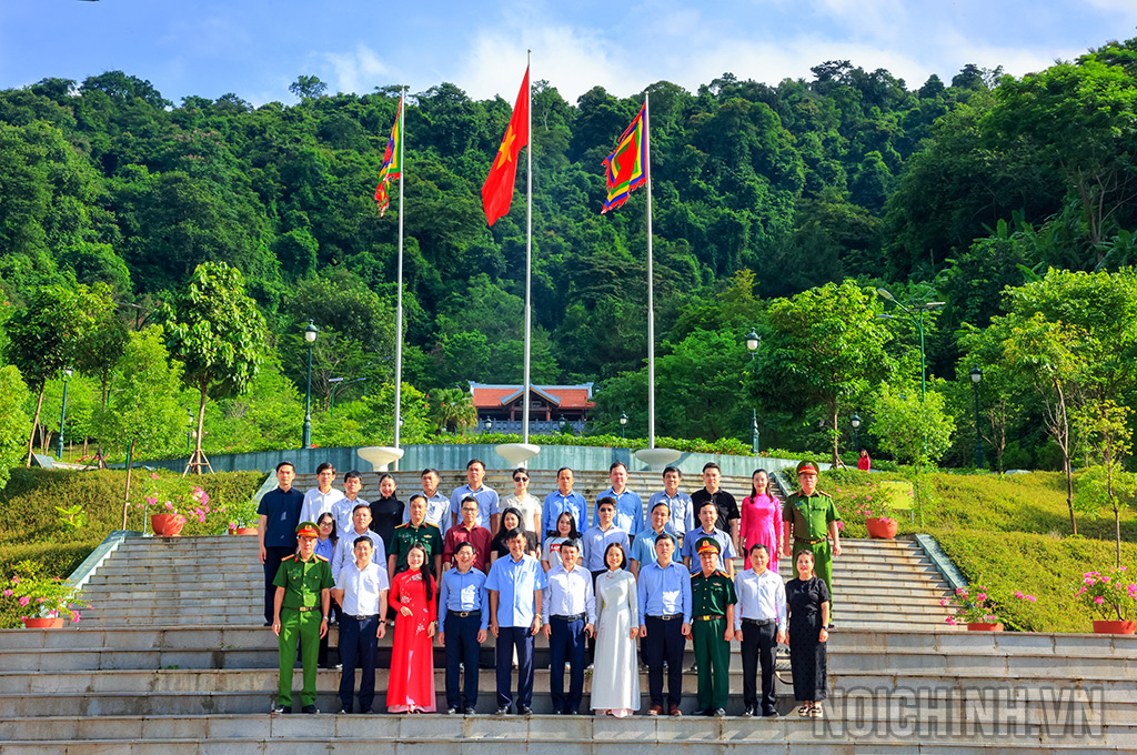 Đoàn công tác chụp ảnh lưu niệm tại Đền thờ Đại tướng Võ Nguyên Giáp