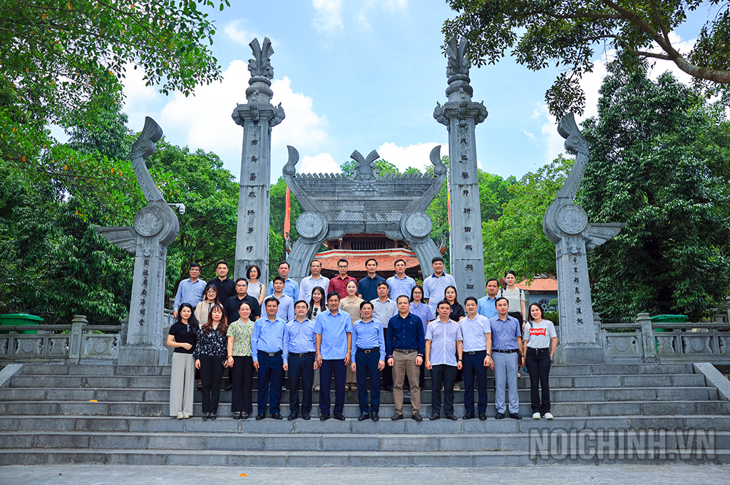 Đoàn công tác chụp ảnh lưu niệm tại Đền thờ Quốc tổ Lạc Long Quân