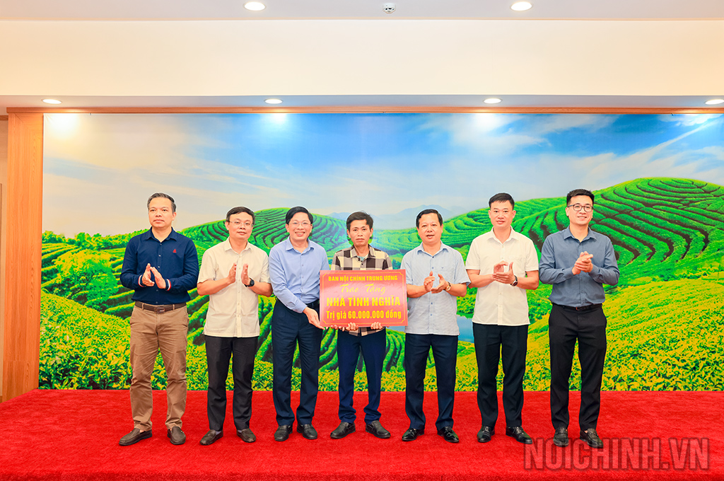 Đồng chí Đặng Văn Dũng, Phó Trưởng Ban Bí thư Đảng ủy cơ quan Ban Nội chính Trung ương trao kinh phí xây dựng “Nhà tình nghĩa” tặng gia đình ông Nguyễn Huy Bằng