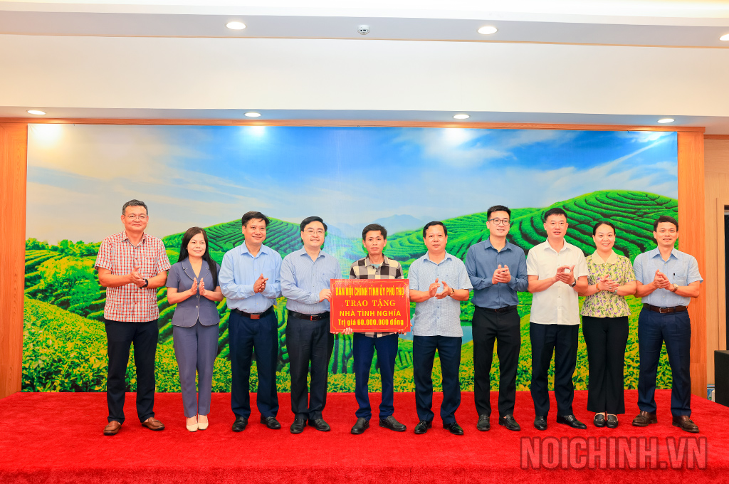 Ban Nội chính Tỉnh ủy Phú Thọ trao kinh phí xây dựng “Nhà tình nghĩa” tặng gia đình ông Nguyễn Huy Bằng