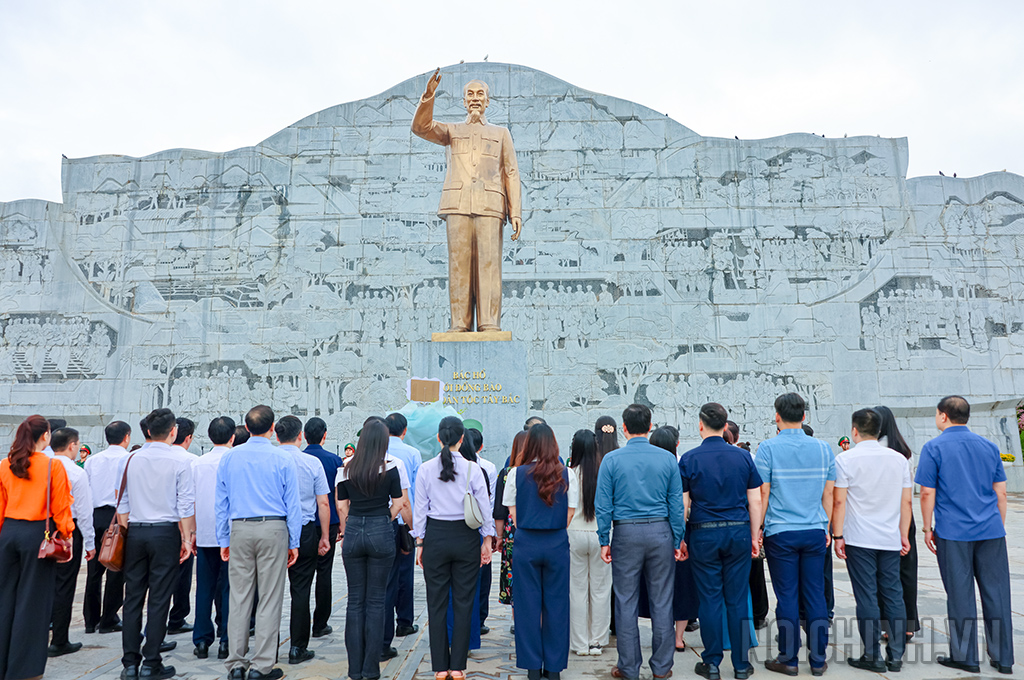 Đồng chí Nguyễn Hữu Đông, Ủy viên Trung ương Đảng, Phó Trưởng Ban; đồng chí Đặng Văn Dũng, Phó Trưởng Ban, Bí thư Đảng ủy cơ quan Ban Nội chính Trung ương và Đoàn công tác dâng hoa tại Quảng trường Bác Hồ với đồng bào các dân tộc Tây Bắc