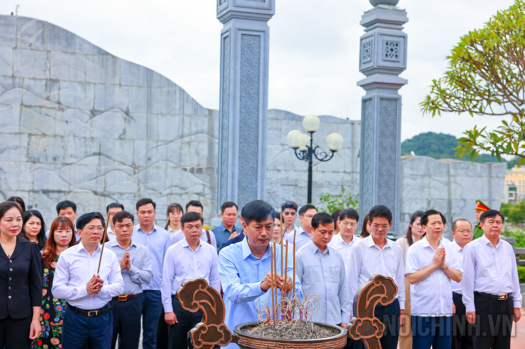 Đồng chí Nguyễn Hữu Đông, Ủy viên Trung ương Đảng, Phó Trưởng Ban dâng hương tại Đền thờ Bác Hồ