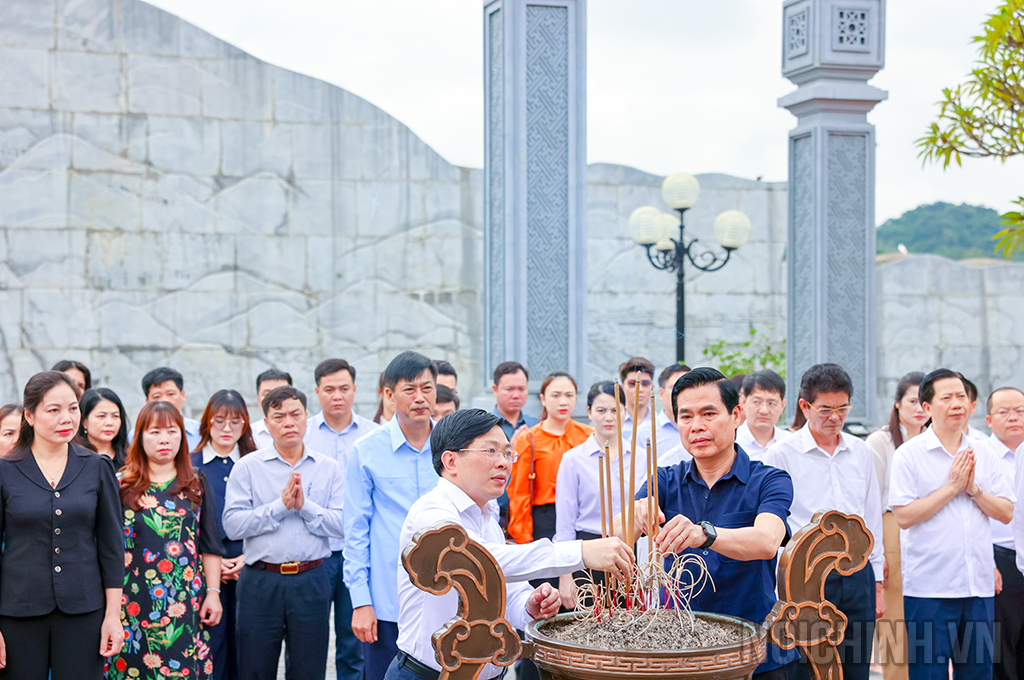Đồng chí Đặng Văn Dũng, Phó Trưởng Ban, Bí thư Đảng ủy cơ quan Ban Nội chính Trung ương (trái); đồng chí Hoàng Quốc Khánh, Bí thư tỉnh ủy Sơn La dâng hương tại Đền thờ Bác Hồ