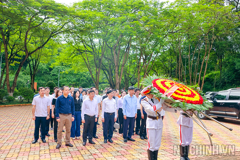 Đoàn công tác Ban Nội chính Trung ương dâng hương, dâng hoa tưởng nhớ các Anh hùng Liệt sĩ tại Nghĩa trang Nhà tù Sơn La