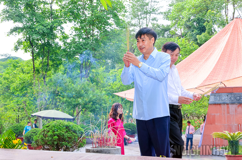 Đồng chí Nguyễn Hữu Đông, Ủy viên Trung ương Đảng, Phó Trưởng Ban Nội chính Trung ương dâng hương tại Nghĩa trang Liệt sĩ Nhà tù Sơn La