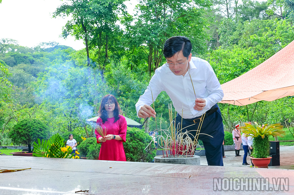 Đồng chí Đặng Văn Dũng, Phó Trưởng Ban, Bí thư Đảng ủy cơ quan Ban Nội chính Trung ương dâng hương tại Nghĩa trang Liệt sĩ Nhà tù Sơn La