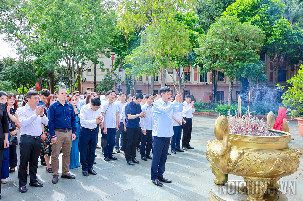 Đoàn công tác dâng hương, dâng hoa Đền thờ Bác Hồ tại Nhà tù Sơn La
