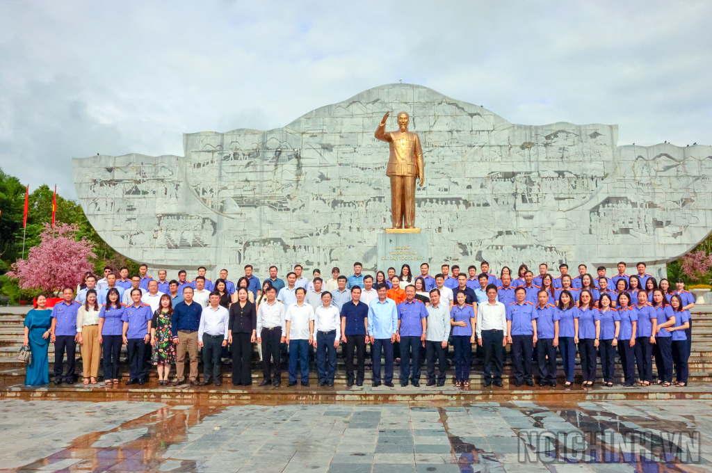 Đoàn công tác chụp ảnh lưu niệm với Viện kiểm sát nhân dân tỉnh Sơn La nhân dịp Kỷ niệm 65 năm Ngày truyền thống ngành Kiểm sát nhân dân (26/7/1960-26/7/2025)