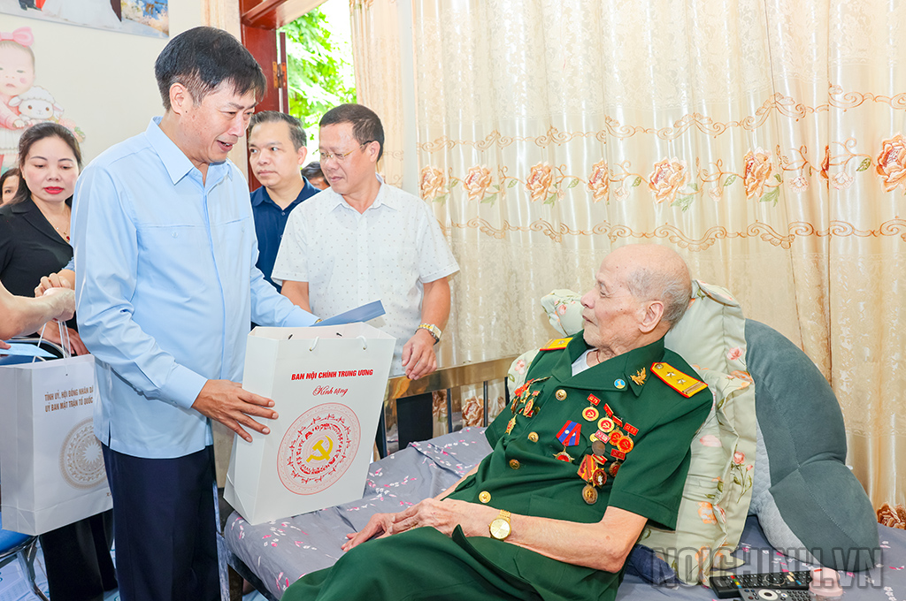 Đồng chí Nguyễn Hữu Đông, Ủy viên Trung ương Đảng, Phó Trưởng Ban Nội chính Trung ương tặng quà lão thành cách mạng Hà Văn Thu