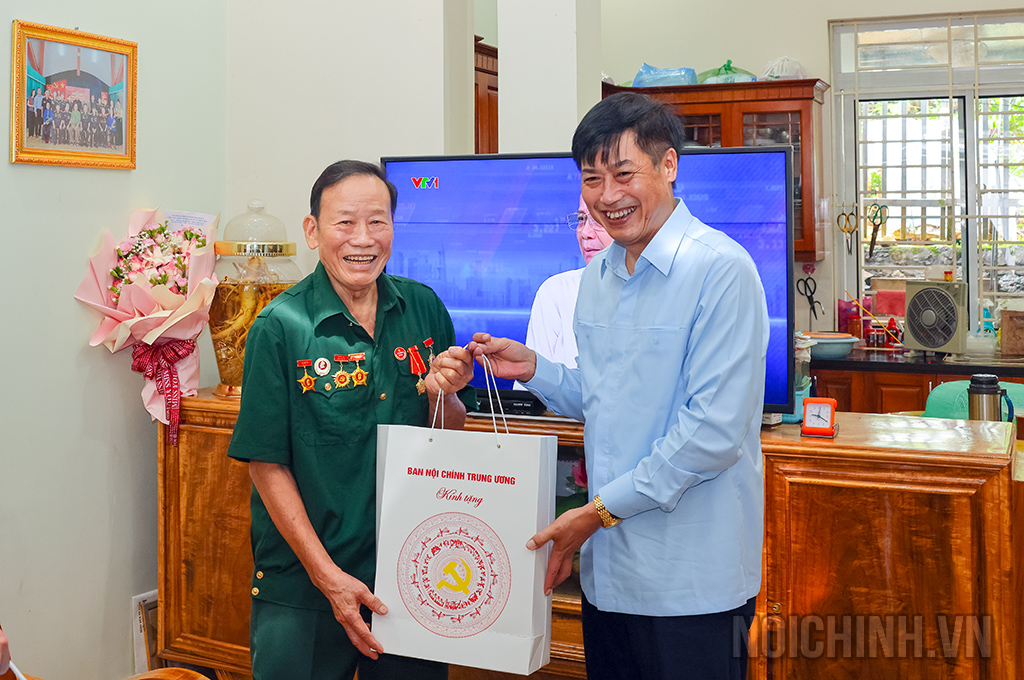 Đồng chí Nguyễn Hữu Đông, Ủy viên Trung ương Đảng, Phó Trưởng Ban Nội chính Trung ương tặng quà thương binh Lò Văn Song