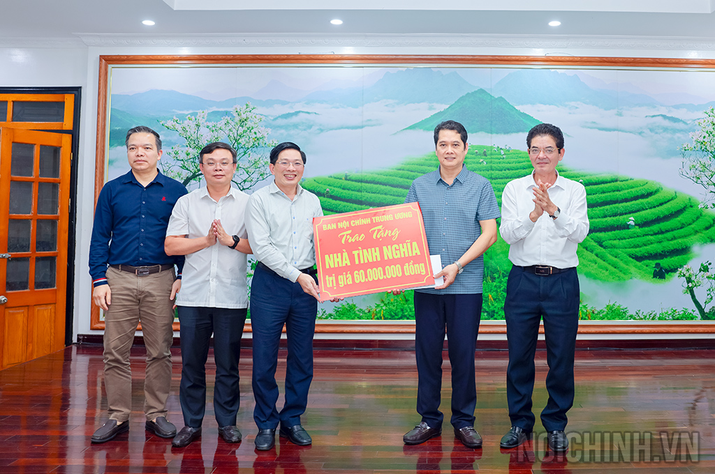 Đồng chí Đặng Văn Dũng, Phó Trưởng Ban, Bí thư Đảng ủy cơ quan Ban Nội chính Trung ương trao kinh phí hỗ trợ xây 