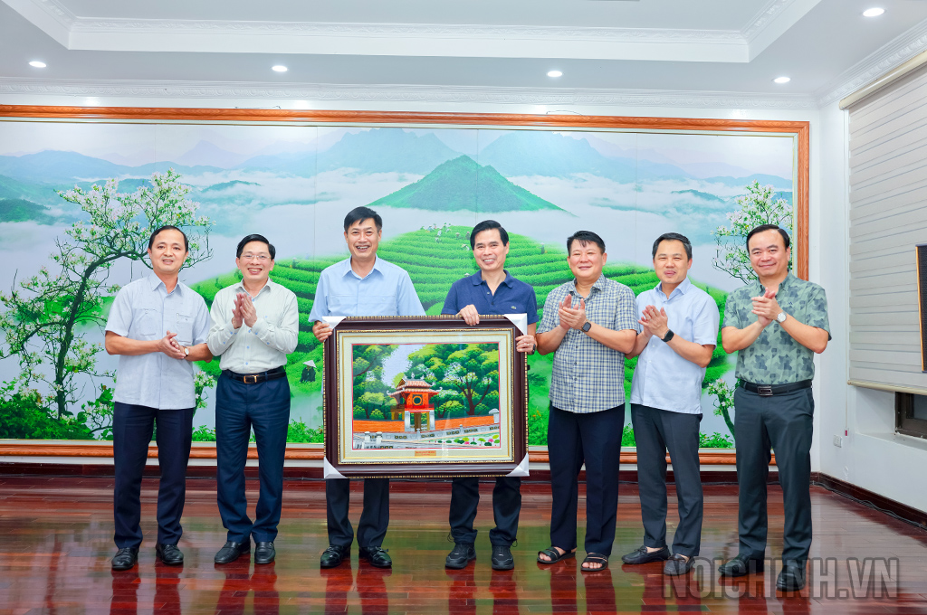 Đồng chí Nguyễn Hữu Đông, Ủy viên Trung ương Đảng, Phó Trưởng Ban Nội chính Trung ương; đồng chí Đặng Văn Dũng, Phó Trưởng Ban, Bí thư Đảng ủy cơ quan Ban Nội chính Trung ương trao quà tặng Ban Thường vụ tỉnh ủy Sơn La