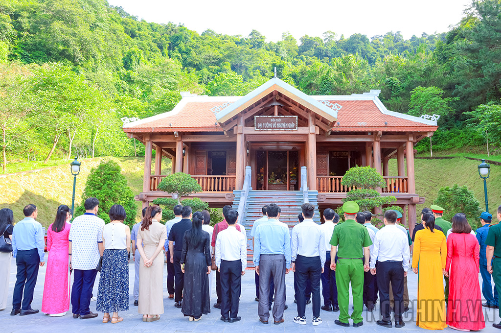Đoàn cán bộ cơ quan Ban Nội chính Trung ương và đại biểu địa phương làm Lễ tại Đền thờ